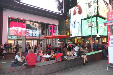 (Geceleri Times Meydanı 'nın kalabalık olması. 20 Ekim 2021, New York, ABD: Times Meydanı 'nda turistler için en iyi zamanı yaşayan sokak sanatçıları, yoğun araba trafiği gibi pek çok şey olan yoğun bir insan hareketi var