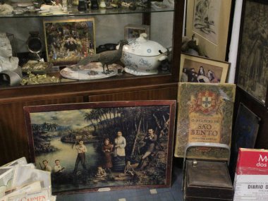 Lizbon 'daki Sa da Costa kitapçısı. 21 Ekim 2021, Lizbon, Portekiz: Lizbon 'un en seçkin kitapçılarından biri olan Sa da Costa' nın atmosferi, 21 Ekim Perşembe günü, konut klasiği ve yeni kitaplarına ek olarak