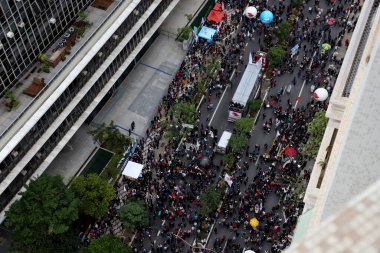 Belediye memurları Sao Paulo Odası önünde protesto gösterisi yapıyor. 20 Ekim 2021, Sao Paulo, Brezilya: 20 Ekim Çarşamba günü Sao Paulo Belediye Meclisi önünde memurların protestosu). 