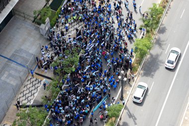 (Sao Paulo 'daki kıdemli işçilerin protestolarını önle. 21 Ekim 2021, Sao Paulo, Brezilya: 21 Perşembe günü Sao Paulo İl Meclisi önünde, Sao Paulo 'da soruşturma altındaki şirketin lehine gösteri yapan kıdemli çalışanları engelle)