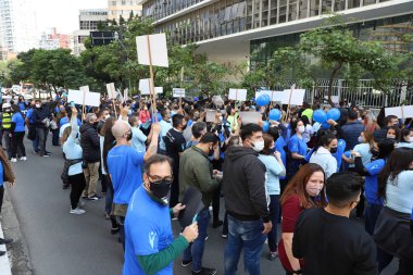 (Sao Paulo 'daki kıdemli işçilerin protestolarını önle. 21 Ekim 2021, Sao Paulo, Brezilya: 21 Perşembe günü Sao Paulo İl Meclisi önünde, Sao Paulo 'da soruşturma altındaki şirketin lehine gösteri yapan kıdemli çalışanları engelle)