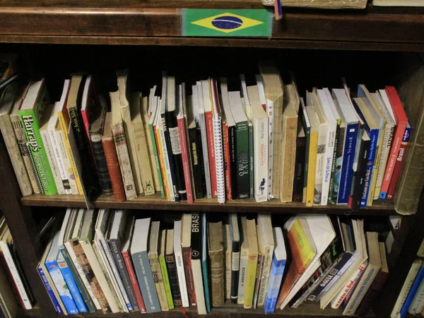リスボンのサダ コスタ書店 ポルトガル リスボン2021年10月21日 リスボンで最も著名な書店の一つであるサダ コスタ書店の雰囲気 — ストック写真