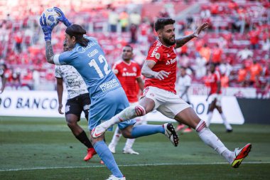 Brezilya Futbol Şampiyonası: Uluslararası ve Korintliler. 24 Ekim 2021, Porto Alegre, Brezilya: Inter ve Corinthians arasında oynanan futbol maçında Edenilson 'un Internacional takımından attığı golün kutlanması