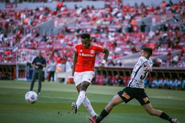Brezilya Futbol Şampiyonası: Uluslararası ve Korintliler. 24 Ekim 2021, Porto Alegre, Brezilya: Inter ve Corinthians arasında oynanan futbol maçında Edenilson 'un Internacional takımından attığı golün kutlanması