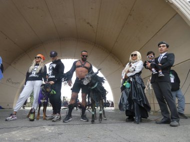 Alıngan Kostümlü Manhattan Köpekleri, Cadılar Bayramı 'nı Kutlarken Dünyanın En Büyük 31. Köpek Geçidi' ni Sahneledi. 23 Ekim 2021, New York ABD: Soğuk kış mevsiminde köpeklerin yasalarla giydirilmesi gereken bir şehirde