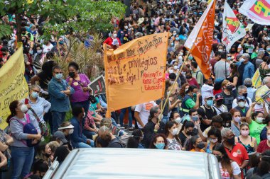 Sao Paulo memurları belediye meclisi önünde protesto yapıyor. 26 Ekim 2021, Sao Paulo, Brezilya: Sao Paulo 'nun kamu görevlileri Sao Paulo Belediye Başkanı Ricardo Nunes tarafından önerilen Sosyal Güvenlik Reformu' na karşı yeni bir protesto gerçekleştirdiler.