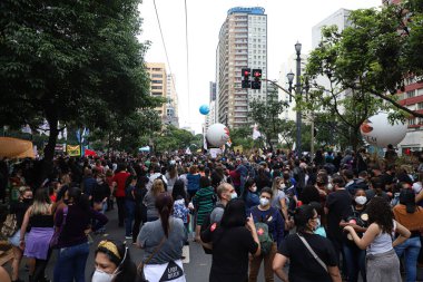 Sao Paulo memurları belediye meclisi önünde protesto yapıyor. 26 Ekim 2021, Sao Paulo, Brezilya: Sao Paulo 'nun kamu görevlileri Sao Paulo Belediye Başkanı Ricardo Nunes tarafından önerilen Sosyal Güvenlik Reformu' na karşı yeni bir protesto gerçekleştirdiler.