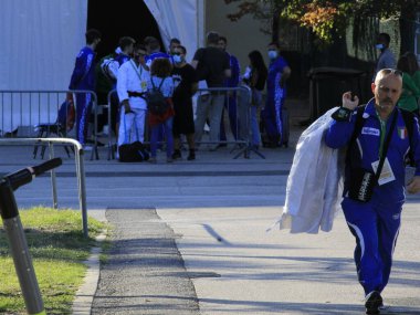 Dünya Kata Şampiyonası Lizbon 'da yapılıyor. 26 Ekim 2021, Lizbon, Portekiz: Dünya Kupası Katas - Lizbon Üniversitesi Stadyumu Pavilion no: 1 'de düzenlenen Dünya Kupası' nın ilk günü sonrasında atletler hareketi