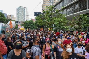 Sao Paulo memurları belediye meclisi önünde protesto yapıyor. 26 Ekim 2021, Sao Paulo, Brezilya: Sao Paulo 'nun kamu görevlileri Sao Paulo Belediye Başkanı Ricardo Nunes tarafından önerilen Sosyal Güvenlik Reformu' na karşı yeni bir protesto gerçekleştirdiler.