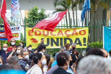 Sao Paulo memurları belediye meclisi önünde protesto yapıyor. 26 Ekim 2021, Sao Paulo, Brezilya: Sao Paulo 'nun kamu görevlileri Sao Paulo Belediye Başkanı Ricardo Nunes tarafından önerilen Sosyal Güvenlik Reformu' na karşı yeni bir protesto gerçekleştirdiler.