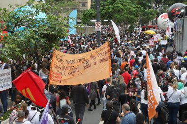 Belediye memurları yine Sao Paulo Belediye Meclisi önünde protesto eylemi yapıyor. 27 Ekim 2021, Sao Paulo, Brezilya: Belediye memurları, Sampaprev 2 paketini Sao Paulo İl Meclisi önünde geri çekmek ve meclis üyelerine baskı yapmayı tekrar protesto ettiler