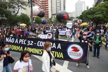 Belediye memurları yine Sao Paulo Belediye Meclisi önünde protesto eylemi yapıyor. 27 Ekim 2021, Sao Paulo, Brezilya: Belediye memurları, Sampaprev 2 paketini Sao Paulo İl Meclisi önünde geri çekmek ve meclis üyelerine baskı yapmayı tekrar protesto ettiler