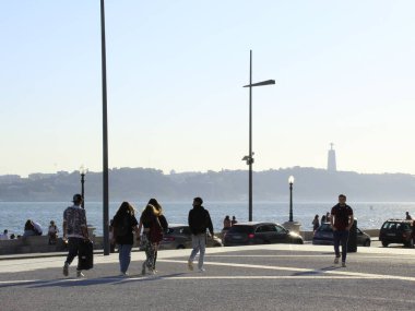 İnsanlar Lizbon 'da güneşli bir günün tadını çıkarıyor. 27 Ekim 2021, Lizbon, Portekiz: İnsanlar 27 Çarşamba günü Lizbon 'da Tejo Nehri kıyısında, Cais do Sodre ve Comercio Meydanı arasında güneşli bir Avrupa sonbahar öğleden sonrasının keyfini çıkarıyorlar.). 