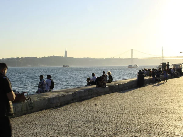 Lidé Užívají Slunečný Den Lisabonu Října2021 Lisabon Portugalsko Lidé Užívají — Stock fotografie