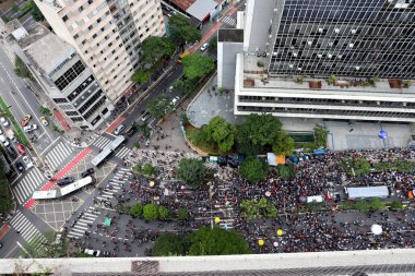 Belediye memurları Sao Paulo 'daki odanın önünde protesto gösterisi düzenliyor. 28 Ekim 2021, Sao Paulo, Brezilya: Sao Paulo 'daki belediye memurları Sao Paulo Belediye Meclisi önünde, meclis üyelerine geri çekilmeleri yönünde baskı yapmak için geri döndüler.