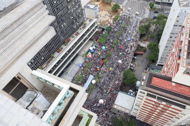Belediye memurları Sao Paulo 'daki odanın önünde protesto gösterisi düzenliyor. 28 Ekim 2021, Sao Paulo, Brezilya: Sao Paulo 'daki belediye memurları Sao Paulo Belediye Meclisi önünde, meclis üyelerine geri çekilmeleri yönünde baskı yapmak için geri döndüler.
