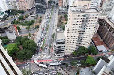 Belediye memurları Sao Paulo 'daki odanın önünde protesto gösterisi düzenliyor. 28 Ekim 2021, Sao Paulo, Brezilya: Sao Paulo 'daki belediye memurları Sao Paulo Belediye Meclisi önünde, meclis üyelerine geri çekilmeleri yönünde baskı yapmak için geri döndüler.