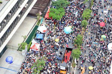 Belediye memurları Sao Paulo 'daki odanın önünde protesto gösterisi düzenliyor. 28 Ekim 2021, Sao Paulo, Brezilya: Sao Paulo 'daki belediye memurları Sao Paulo Belediye Meclisi önünde, meclis üyelerine geri çekilmeleri yönünde baskı yapmak için geri döndüler.
