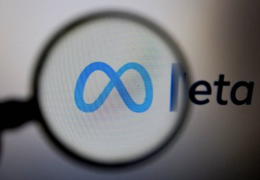 Facebook, anne babası için yeni bir isim olan Meta 'yı duyurdu. 29 Ekim 2021, Gazze, Filistin: Facebook logosunun resmi ve 29 Cuma günü Filistin 'in Gazze kentinde akıllı telefon ve dizüstü bilgisayarla yapılan yeni denetçi adı 