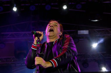 Müzik: Rock Brazil, Rio de Janeiro 'da 40 yıl düzenlenmiştir. 30 Ekim 2021, Rio de Janeiro, Brezilya: Brezilyalı grup Biquini Cavadao, 30 Cumartesi günü Rio de Janeiro 'daki Pira Meydanı' nda düzenlenen Rock Brazil 40 Yıl boyunca konser verdi.).