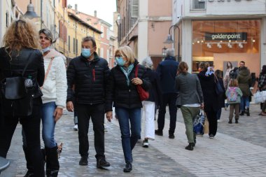 Ravenna, İtalya 'da şarap festivali. 30 Ekim 2021, Ravenna, İtalya. Bölgesel gıda ve şarap festivalinin 30 Cumartesi günü İtalya 'nın Ravenna kentinde açılışı var. Festival, Ravenna 'nın tarihi merkezinin meydanlarında geçiyor. 