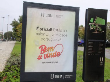 Öğrenciler Lizbon 'da Portekiz' de okumak için protesto ediyorlar. 30 Ekim 2021, Lizbon, Portekiz. Öğrenciler, Portekiz 'de okumak için 30 Cumartesi günü Lizbon Üniversitesi' nde vize almak için protesto gösterisi düzenlediler.).  