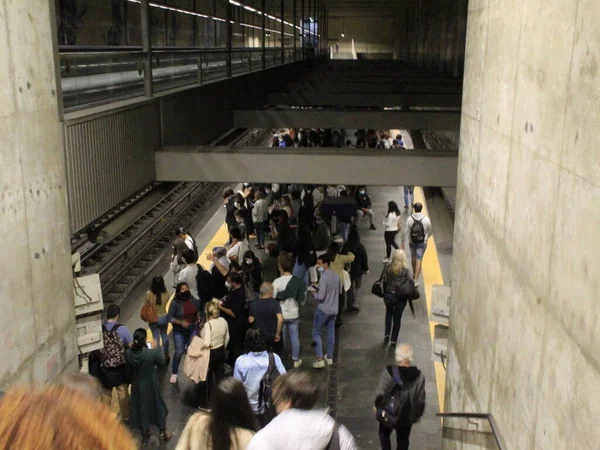 Oktober 2021 Lissabon Portugal Mensen Kijken Vrijdag Naar Concertcyclus Metro — Stockfoto