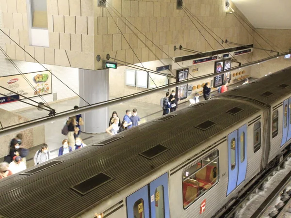 Oktober 2021 Lissabon Portugal Folk Tittar Konsertcykeln Lissabons Tunnelbana Portugal — Stockfoto