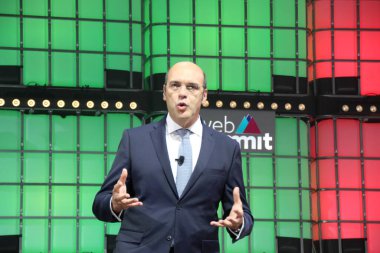 (Teknoloji: Lizbon 'da Web Zirvesi. 1 Kasım 2021, Lizbon, Portekiz: Portekiz Ekonomi Bakanı Pedro Siza Vieira, dünyanın en büyük teknoloji etkinliği olan Web Zirvesi 'nin açılışında Portekiz, Lizbon' daki Nacoes Park 'ta gerçekleştirildi.,
