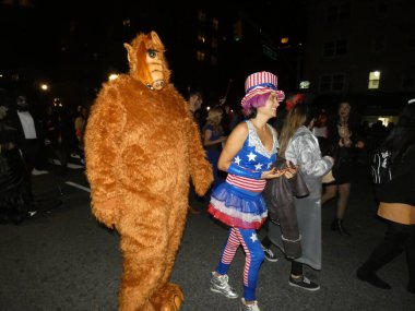 Post-CoVid Cadılar Bayramı Maskeli Balosu New York 'un Tohum fakat Tarihi Webster Salonu' nda sahnelendi. 31 Ekim 2021, New York, ABD: Amerika 'nın en büyük ve en şatafatlı Cadılar Bayramı Partilerinin kalıcı karşı kültürü 