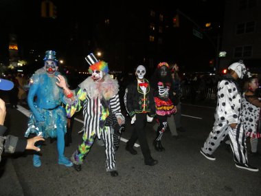 Post-CoVid Cadılar Bayramı Maskeli Balosu New York 'un Tohum fakat Tarihi Webster Salonu' nda sahnelendi. 31 Ekim 2021, New York, ABD: Amerika 'nın en büyük ve en şatafatlı Cadılar Bayramı Partilerinin kalıcı karşı kültürü 