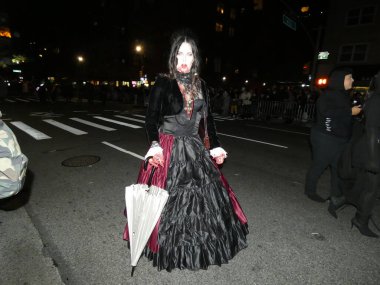 Post-CoVid Cadılar Bayramı Maskeli Balosu New York 'un Tohum fakat Tarihi Webster Salonu' nda sahnelendi. 31 Ekim 2021, New York, ABD: Amerika 'nın en büyük ve en şatafatlı Cadılar Bayramı Partilerinin kalıcı karşı kültürü 