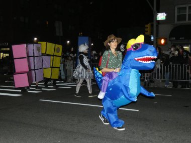 Post-CoVid Cadılar Bayramı Maskeli Balosu New York 'un Tohum fakat Tarihi Webster Salonu' nda sahnelendi. 31 Ekim 2021, New York, ABD: Amerika 'nın en büyük ve en şatafatlı Cadılar Bayramı Partilerinin kalıcı karşı kültürü 
