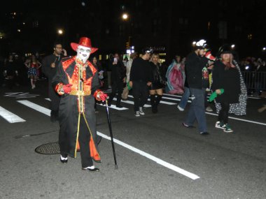 Post-CoVid Cadılar Bayramı Maskeli Balosu New York 'un Tohum fakat Tarihi Webster Salonu' nda sahnelendi. 31 Ekim 2021, New York, ABD: Amerika 'nın en büyük ve en şatafatlı Cadılar Bayramı Partilerinin kalıcı karşı kültürü 