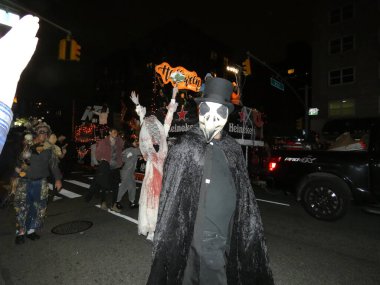 Post-CoVid Cadılar Bayramı Maskeli Balosu New York 'un Tohum fakat Tarihi Webster Salonu' nda sahnelendi. 31 Ekim 2021, New York, ABD: Amerika 'nın en büyük ve en şatafatlı Cadılar Bayramı Partilerinin kalıcı karşı kültürü 