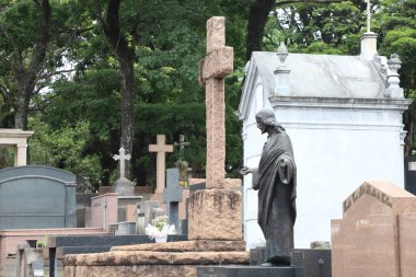 Ölüler Günü 'nde Consolacao Mezarlığı. 2 Kasım, Sao Paulo, Brezilya: Sao Paulo 'daki Consolacao Mezarlığı' nda 2 Kasım Salı günü, Ölü Bayram Günü 'nde ziyaretçi hareketi. 