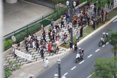 Arrastao dos Blocos Grubu Sao Paulo 'da Ölüler Günü' nde bir gösteri düzenledi. 2 Kasım 2021, Sao Paulo, Brezilya: Arrastao dos Blocos, 'Luto pela Vida (Yaşamın Yas Tutuşu)' adlı bir tören / gösteri düzenledi.