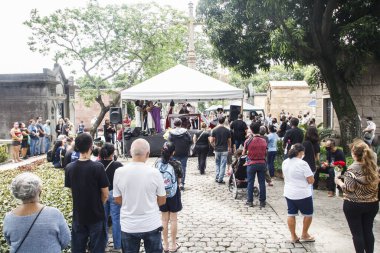 Rio de Janeiro 'daki Üçüncü Carmo Tarikatı. 2 Kasım 2021, Rio de Janeiro, Brezilya: 2 Kasım Salı günü Rio de Janeiro 'daki Caju Mahallesi' ndeki Üçüncü Düzen Carmo Mezarlığı 'nda ziyaretçi hareketi)