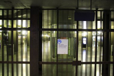 (Lizbon metro grevi. 4 Kasım 2021, Lizbon, Portekiz: Portekiz 'in başkenti Lizbon' da 4 Kasım Perşembe günü metro işçilerinin durması nedeniyle istasyonlar boş veya az hareketli. Grev 24 saat sürecek.