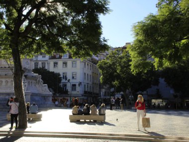 Lizbon 'da güneşli bir sonbahar. 5 Kasım 2021, Lizbon, Portekiz: Güneşli bir gün, Portekiz 'in başkenti Lizbon' u, Avrupa 'nın sonbaharında birkaç günlük soğuk ve yağmurdan sonra 5 Kasım Cuma günü ziyaret ediyor.. 