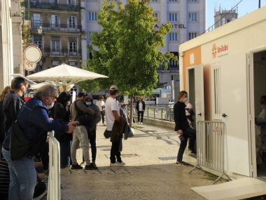 (Lizbon 'da çeşitli noktalarda Covid-19 test ipuçları. 5 Kasım 2021, Lizbon, Portekiz: Yeni koronavirüsün yol açtığı bir hastalık olan Covid-19 için test noktaları, 5 Kasım Cuma günü Portekiz 'in Lizbon şehrinin çeşitli bölgelerinde hâlâ mevcuttur.). 