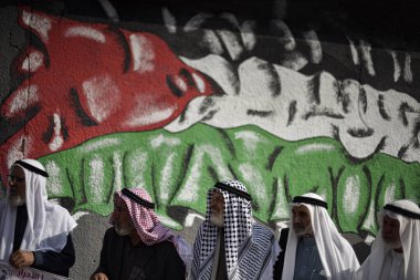 (Filistinliler İngiliz Balfour Deklarasyonunun 104. yıldönümünü protesto etti. 5 Kasım 2021, Gazze, Filistin: Filistinli sanatçılar, Güney Gazze Şeridi 'ndeki İngiliz Balfour Deklarasyonunun 104. yıldönümünde protesto amaçlı duvar resimleri yapıyorlar 