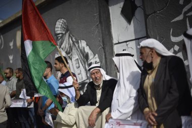 (Filistinliler İngiliz Balfour Deklarasyonunun 104. yıldönümünü protesto etti. 5 Kasım 2021, Gazze, Filistin: Filistinli sanatçılar, Güney Gazze Şeridi 'ndeki İngiliz Balfour Deklarasyonunun 104. yıldönümünde protesto amaçlı duvar resimleri yapıyorlar 