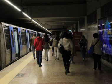 (Lizbon Metro 'daki saldırıdan bir gün sonra. 5 Kasım 2021, Lizbon, Portekiz: Portekiz 'in başkenti Lizbon metro istasyonlarında 5 Kasım Cuma günü, demiryolu taşımacılığını felç eden 24 grev sonrasında hareket.