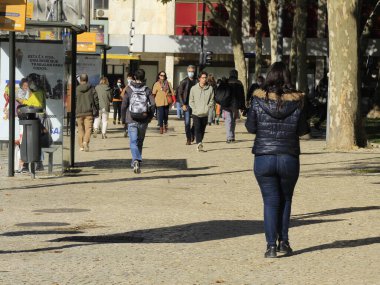 Lizbon 'da güneşli bir sonbahar. 5 Kasım 2021, Lizbon, Portekiz: Güneşli bir gün, Portekiz 'in başkenti Lizbon' u, Avrupa 'nın sonbaharında birkaç günlük soğuk ve yağmurdan sonra 5 Kasım Cuma günü ziyaret ediyor.. 