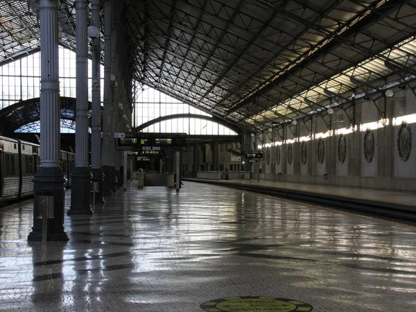 Int Προβολή Και Κίνηση Γύρω Από Σταθμό Rossio Στη Λισαβόνα — Φωτογραφία Αρχείου