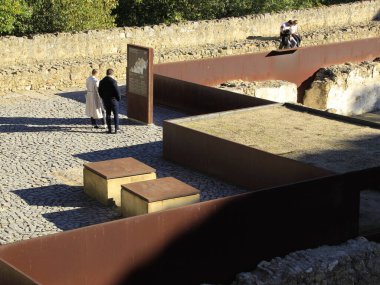 Lizbon 'daki Sao Jorge Kalesi' nde arkeolojik alan. 7 Kasım 2021, Lizbon, Portekiz: Sao Jorge Kalesi 'nin içinde önemli bir döneme tanıklık eden kalıntılara sahip bir arkeolojik alanın görüntülenmesi 