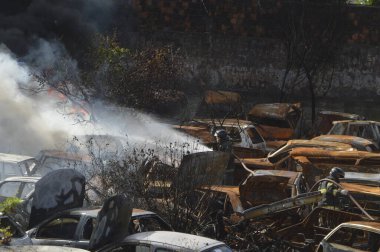 Yangın, Brezilya 'da bir Natal, polis karakolunda üçüncü kez arabalara isabet etti. 6 Kasım 2021, Natal, Rio Grande do Norte, Brezilya: İtfaiyeciler Natal, Rio Grande do Norte 'deki polis karakolunun bahçesinde çıkan yangını kontrol etmeye çalışıyorlar.