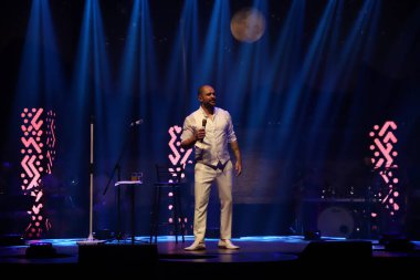 Sao Paulo 'daki etkinlik, Rio de Janeiro kentindeki turizmin devamı oldu. 8 Kasım 2021, Rio de Janeiro, Brezilya: Rio de Janeiro Devlet Sekreteri tarafından düzenlenen bir etkinlikte şarkıcı Diogo Nogueira sahne aldı. 