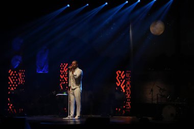 Sao Paulo 'daki etkinlik, Rio de Janeiro kentindeki turizmin devamı oldu. 8 Kasım 2021, Rio de Janeiro, Brezilya: Rio de Janeiro Devlet Sekreteri tarafından düzenlenen bir etkinlikte şarkıcı Diogo Nogueira sahne aldı. 